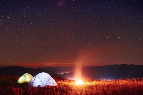 Quels sont les meilleurs conseils pour un camping en bord de lac avec observation astronomique?